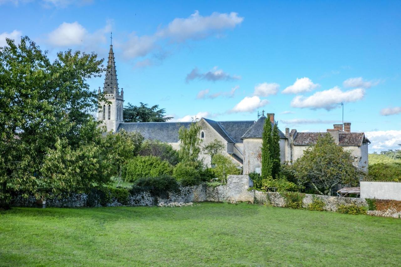 Bed and Breakfast 14Th Century Priory In Pressigny à Pressigny  Extérieur photo