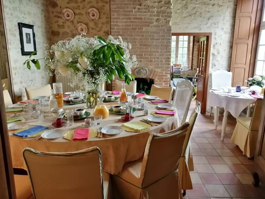 Bed and Breakfast 14Th Century Priory In Pressigny à Pressigny  Extérieur photo