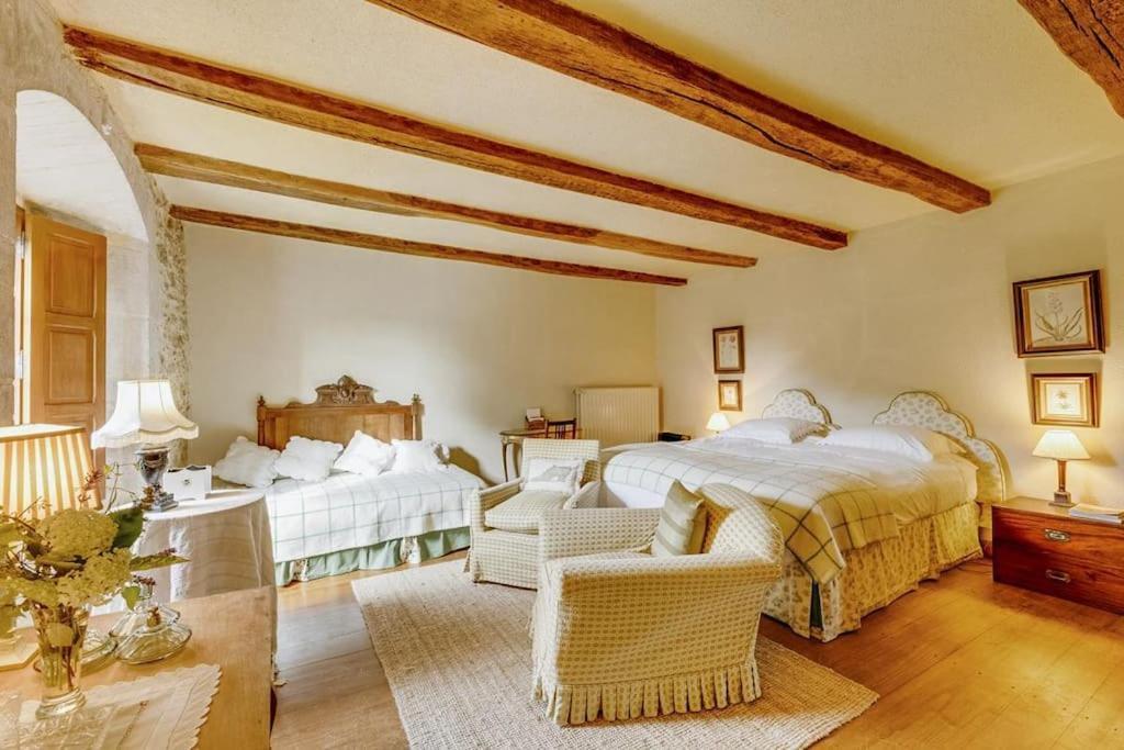 Bed and Breakfast 14Th Century Priory In Pressigny à Pressigny  Extérieur photo