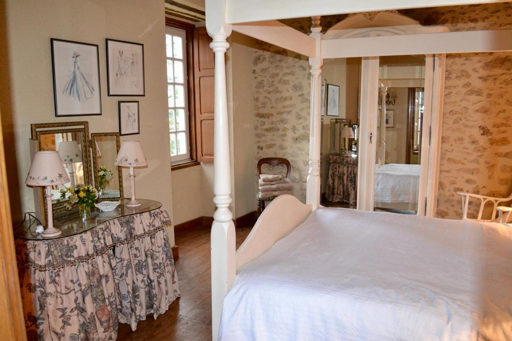 Bed and Breakfast 14Th Century Priory In Pressigny à Pressigny  Extérieur photo
